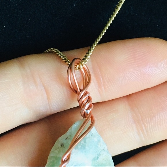 Wire Wrapped Green Stone on a Vintage Gold Tone Chain Necklace - Picture 4 of 13